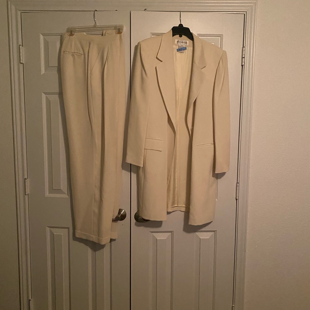 Jones New York. Size 14. Cream color.